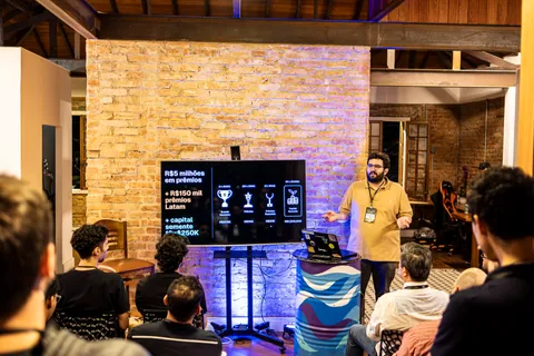 Pedro Marafiotti presenting to an audience at Serena
