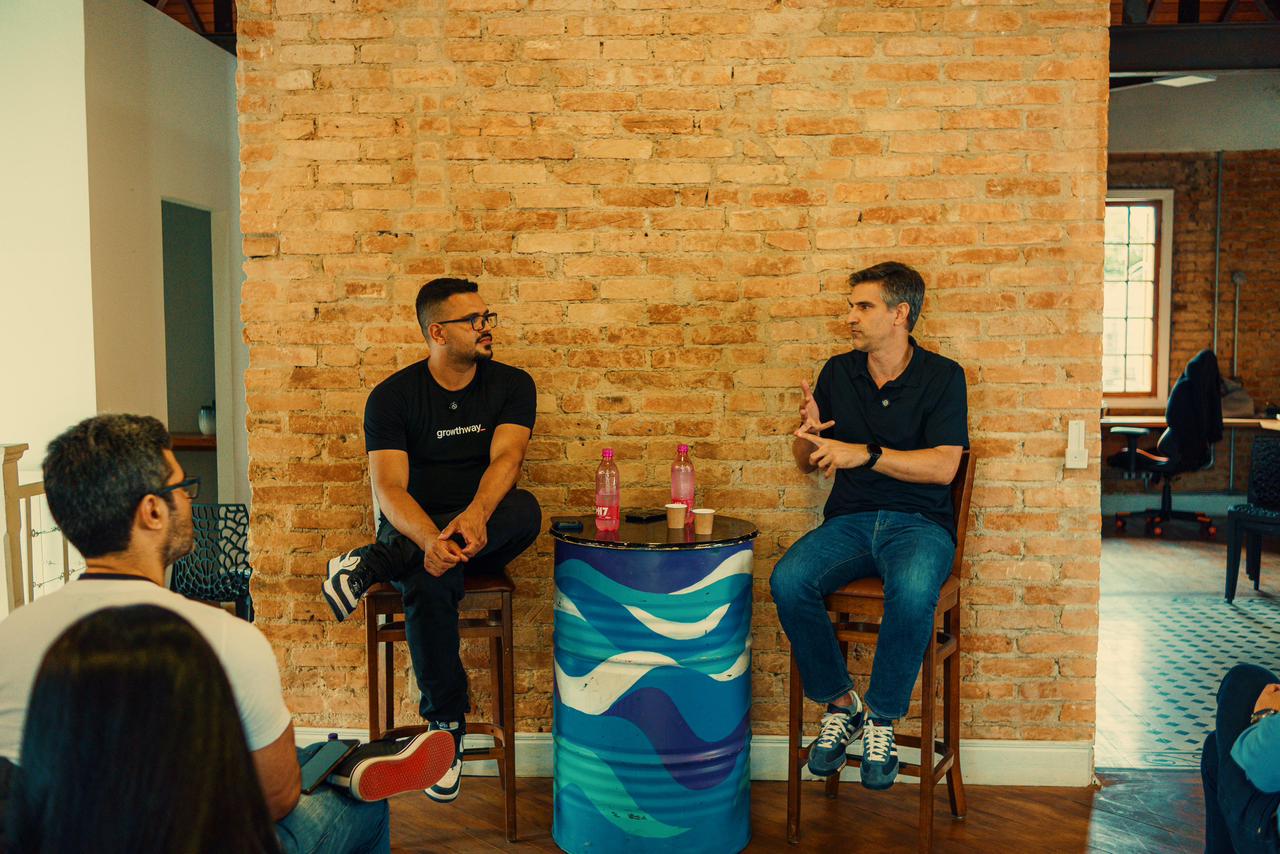 Juliano Dutra in conversation with founders at AI House Brasil