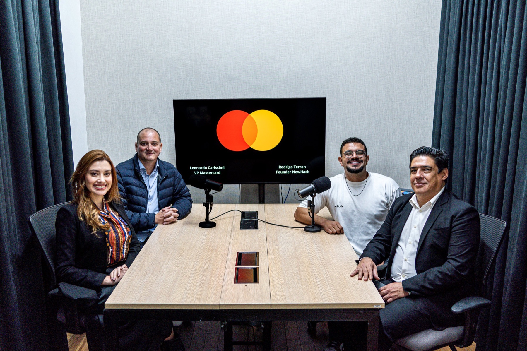 Rodrigo Terron, Paulo Braga and guests in a studio table conversation